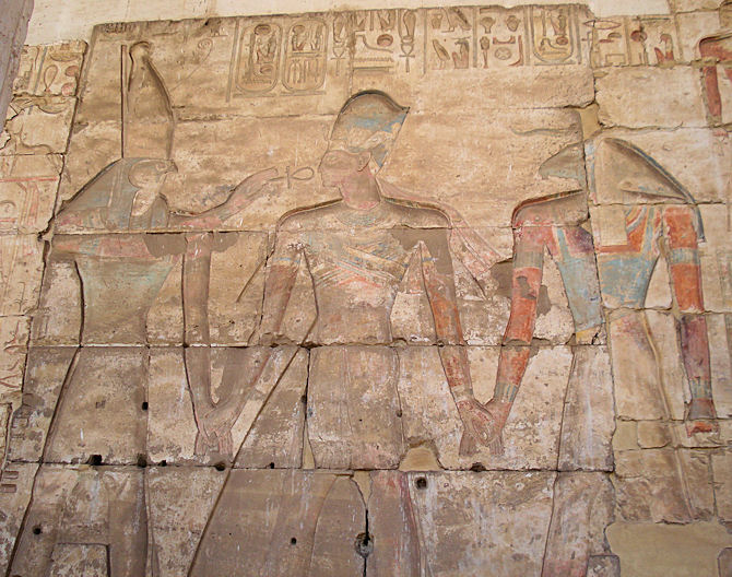 Ramses mit Horus und Chnum