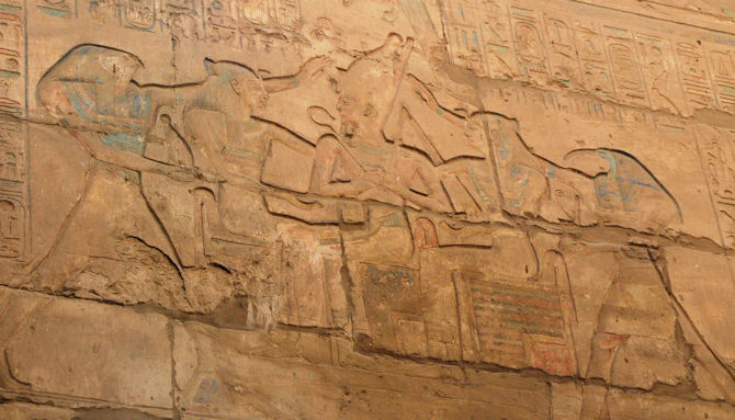 Götter krönen Ramses II.