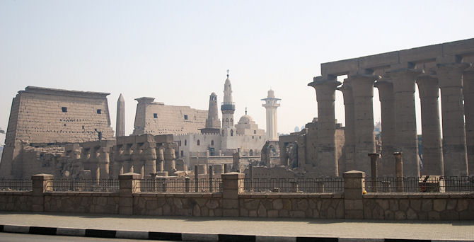Tempel von Luxor von der Straße aus gesehen