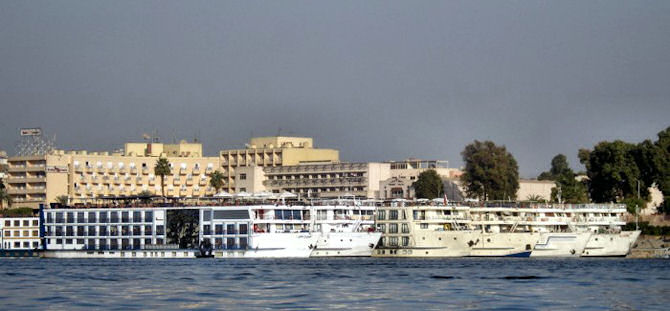 Kreuzfahrtschiffe am Ostufer des Nil