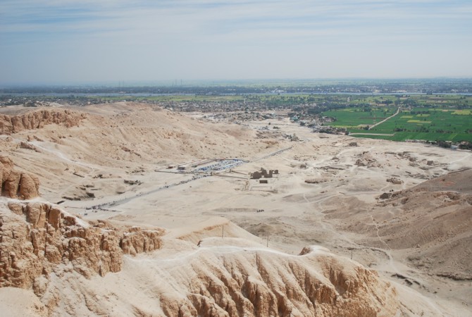 Blick nach Luxor über den Tempel der Hatschepsut