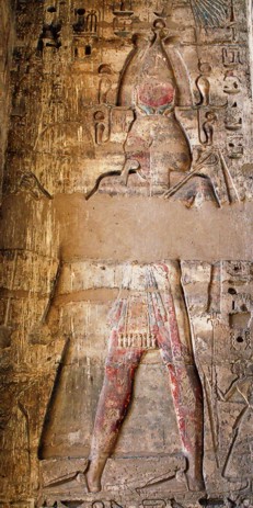 Ramses III. mit der Atef-Krone